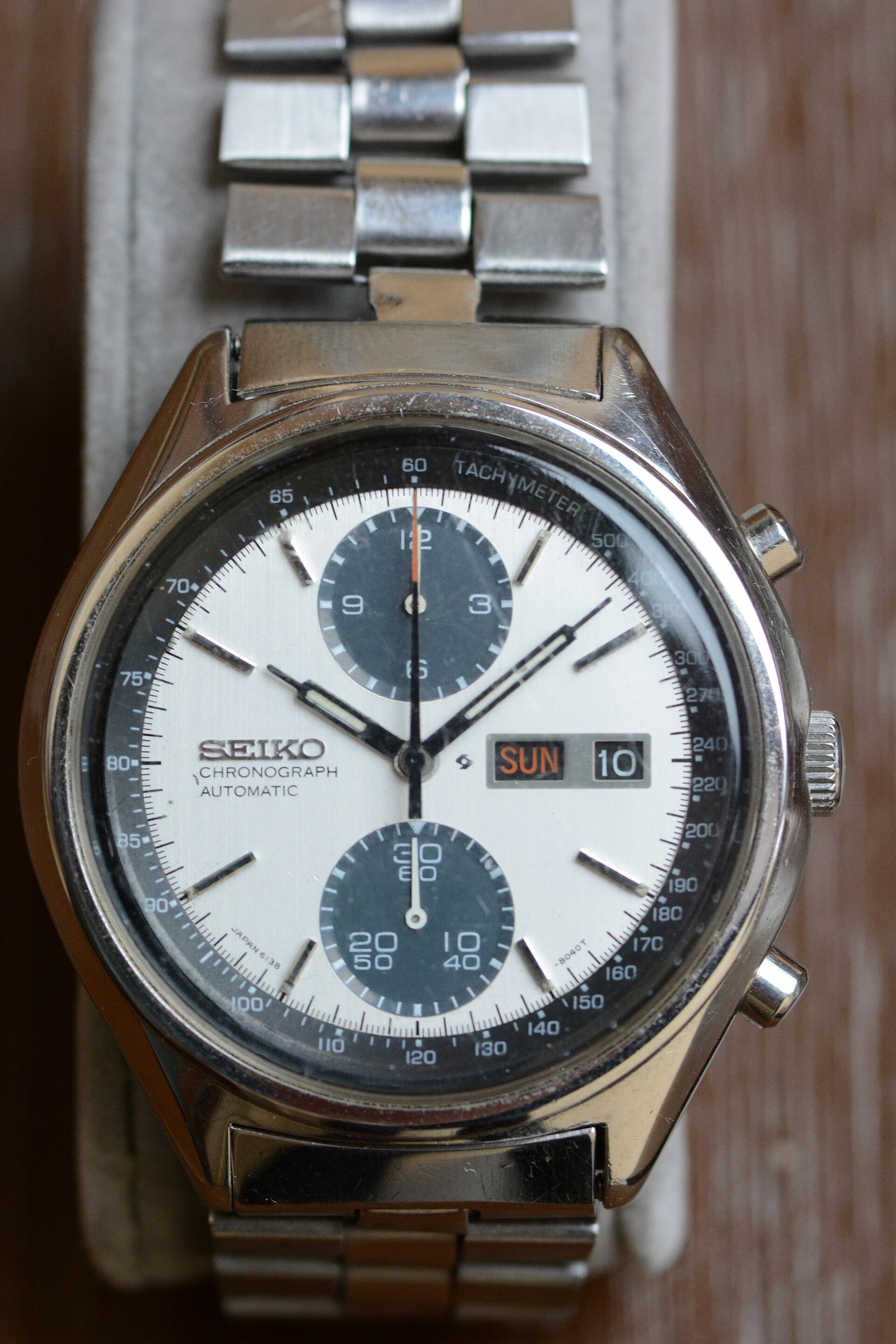 Seiko 6138-8020: açık gümüş kadran ve 12 ile 6 yönünde iki koyu alt kadran